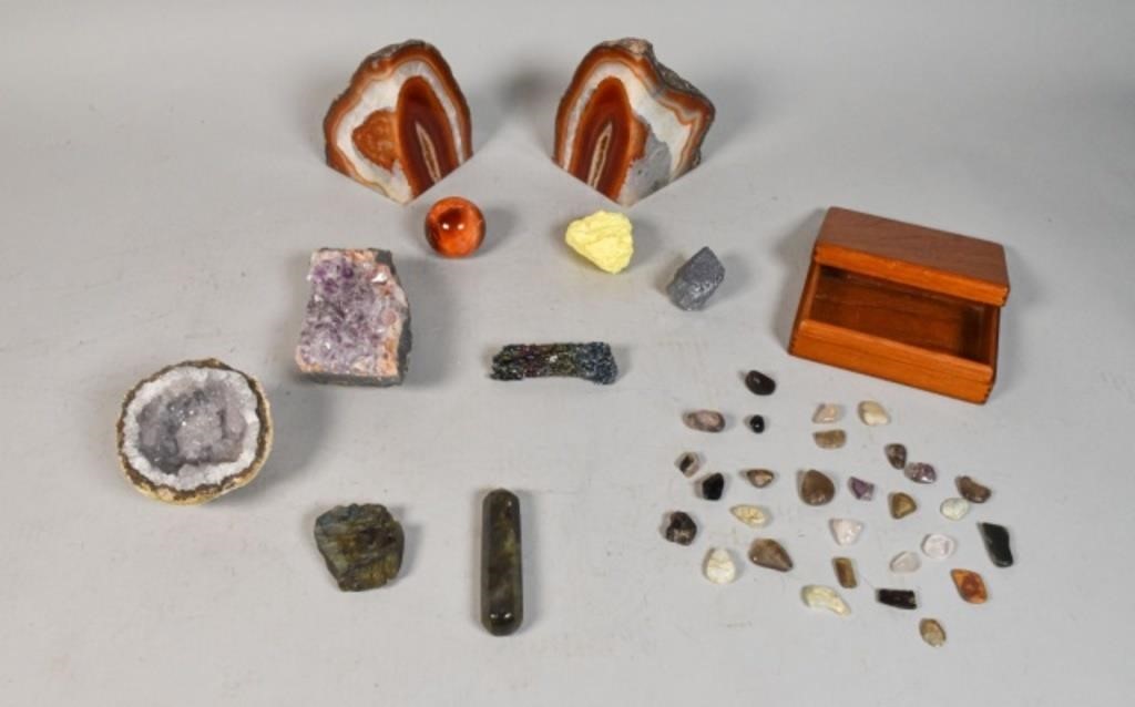 COLLECTION OF MINERALS AND