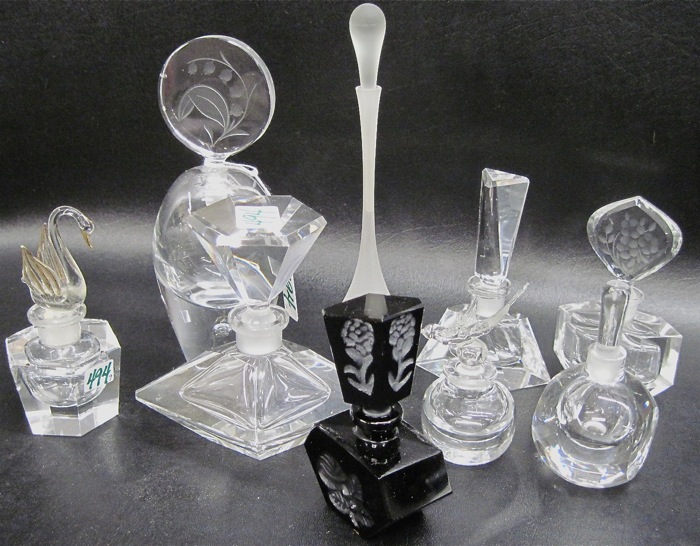 COLLECTION OF NINE ASSORTED GLASS