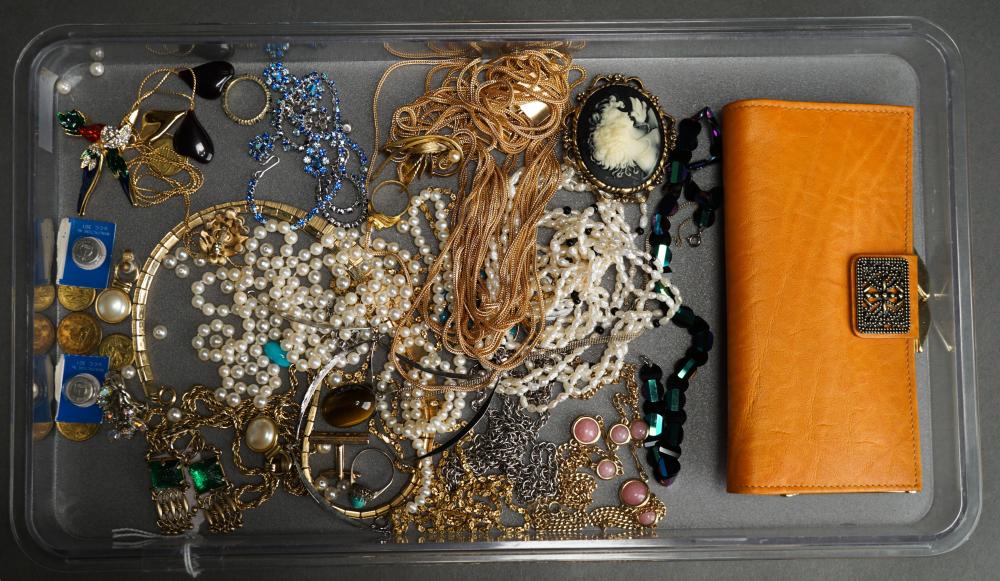 COLLECTION OF PEARLS AND COSTUME