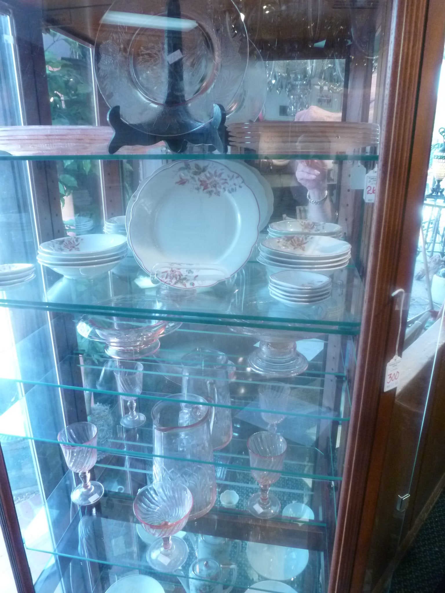 COLLECTION OF PORCELAIN AND GLASS
