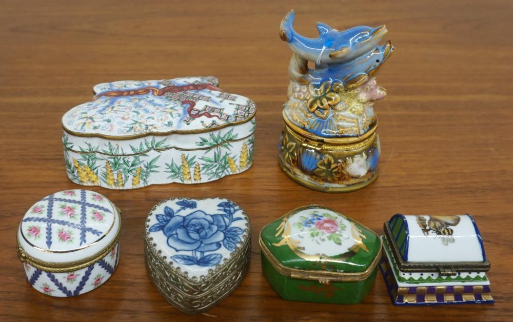 COLLECTION OF PORCELAIN TABLE