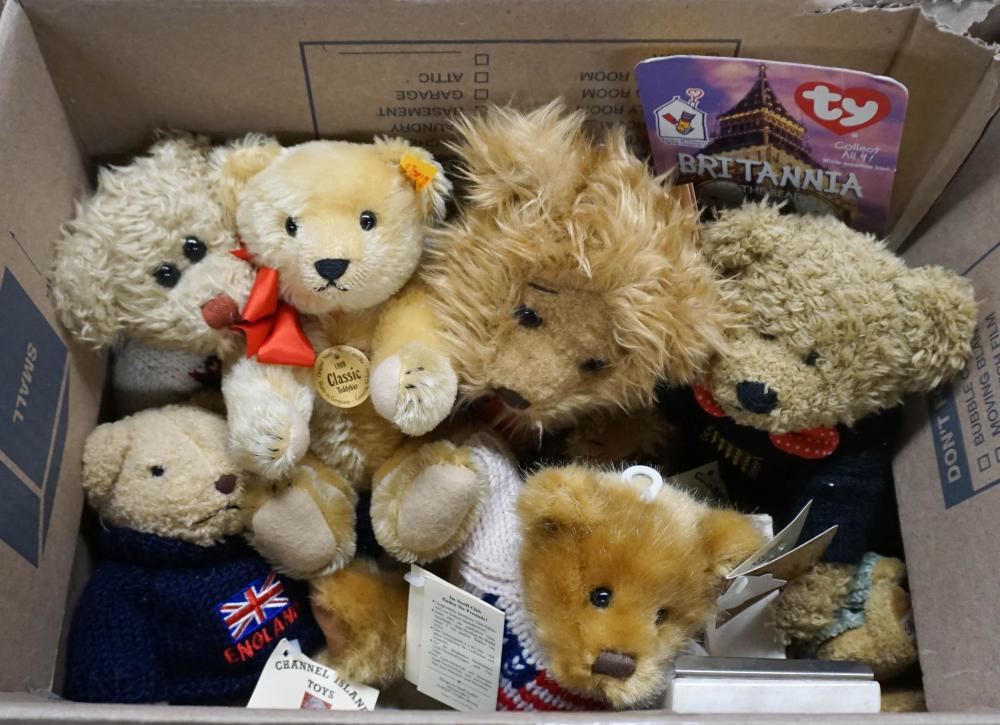 COLLECTION OF TEDDY BEARS INCLUDING