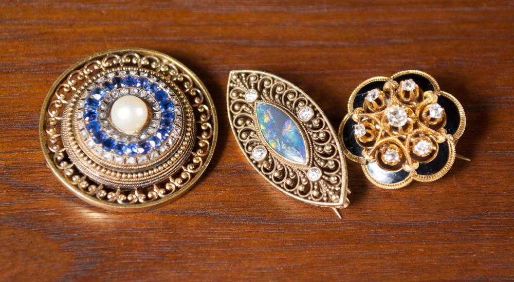 COLLECTION OF THREE YELLOW GOLD