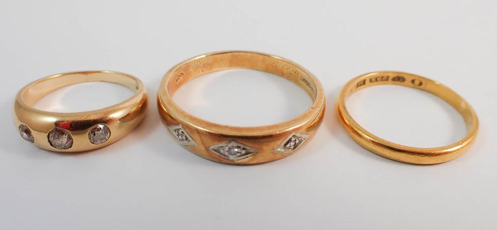 COLLECTION OF THREE YELLOW GOLD