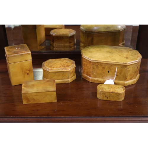 Collection of treen boxes, approx