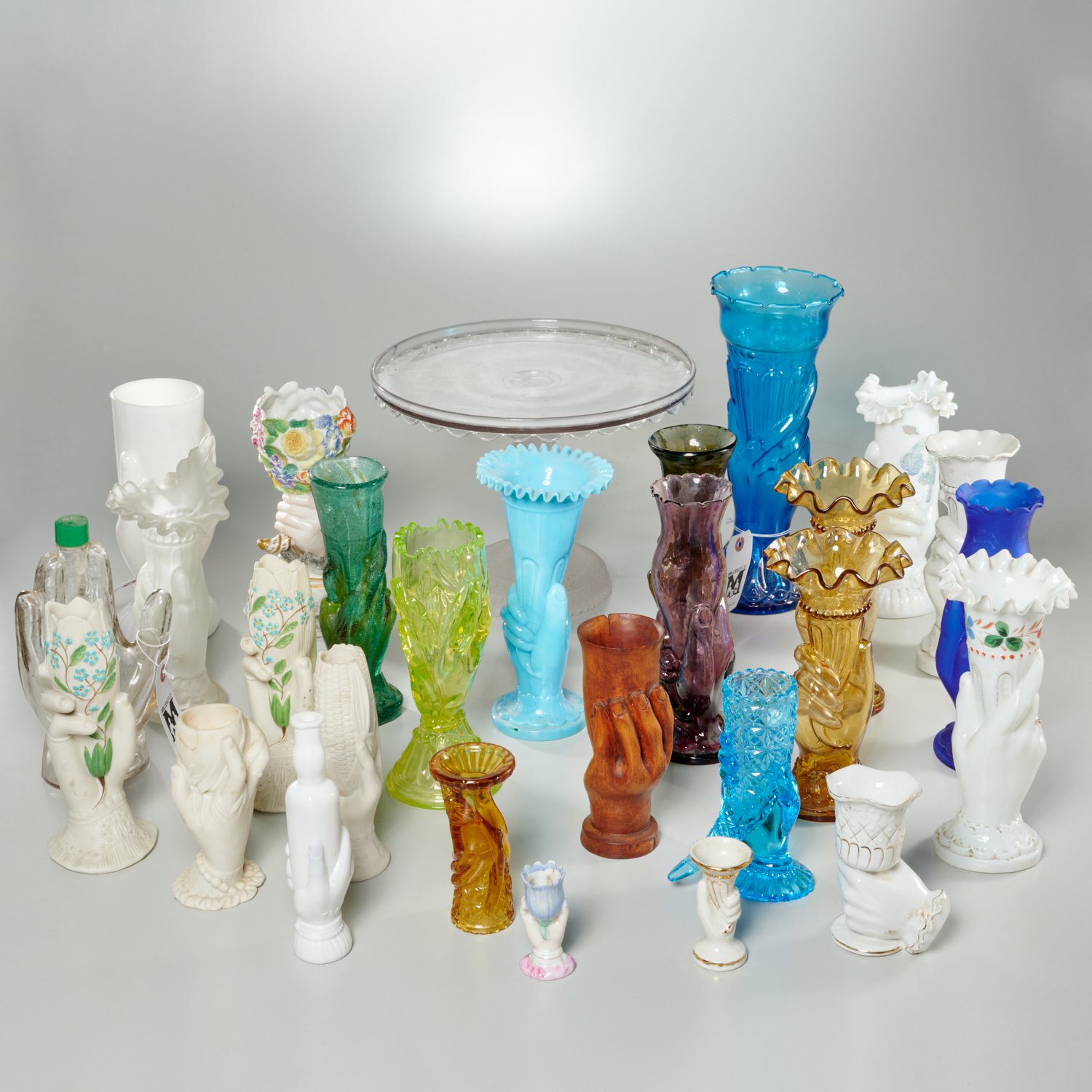 COLLECTION VICTORIAN HAND VASES AND