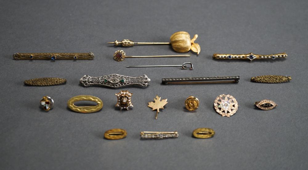 COLLECTION WITH 19 PINS,