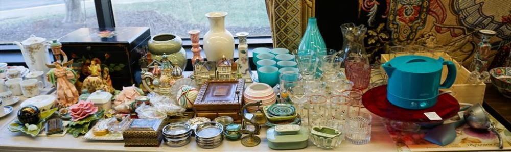 COLLECTION WITH ASSORTED GLASS,