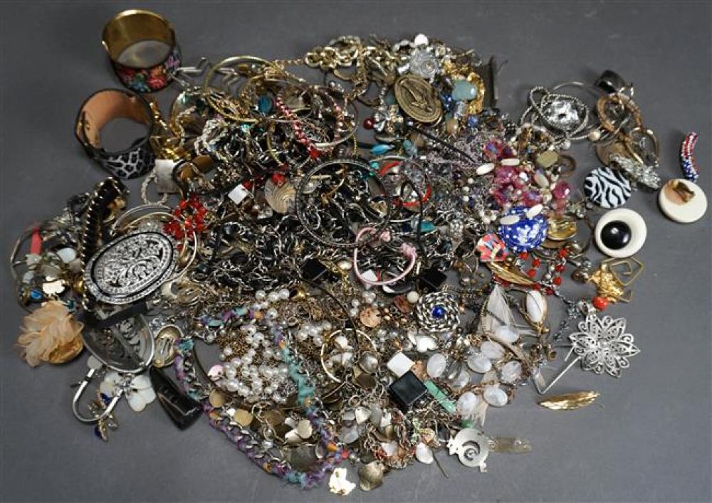 COLLECTION WITH BEADED