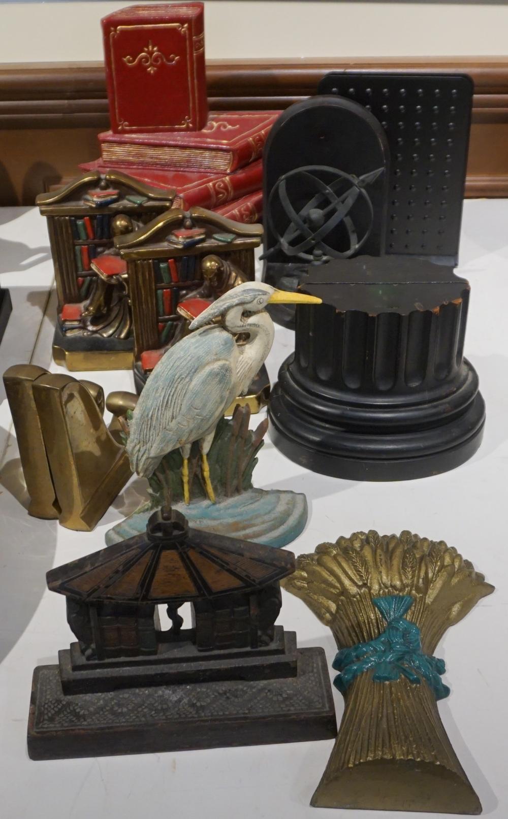 COLLECTION WITH BOOKENDS AND
