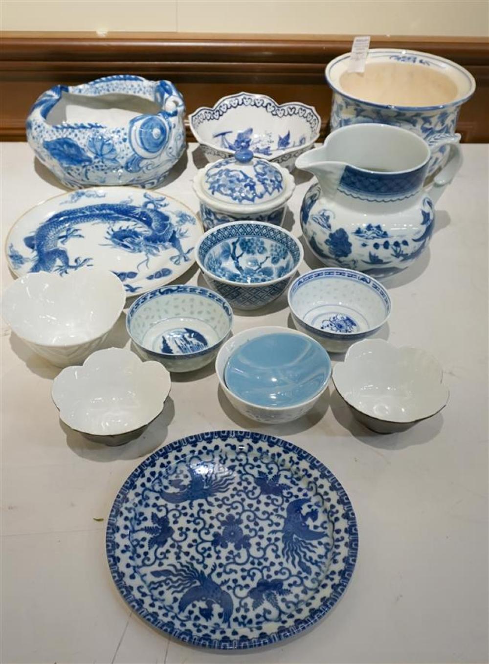 COLLECTION WITH CHINESE PORCELAIN