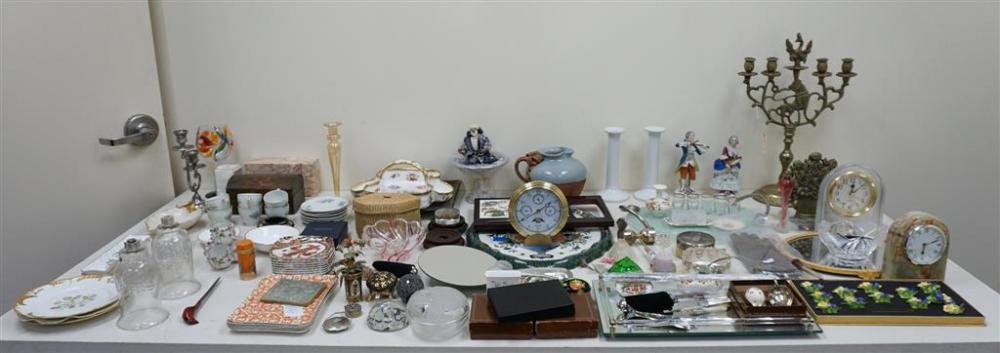 COLLECTION WITH DESK CLOCKS,