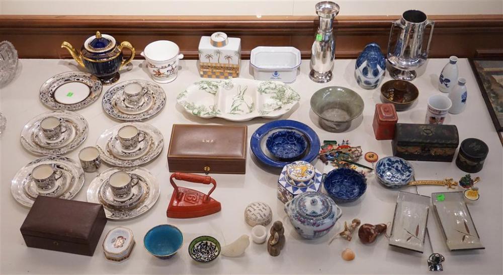 COLLECTION WITH PORCELAIN, METAL