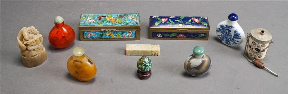 COLLECTION WITH SNUFF BOTTLES AND