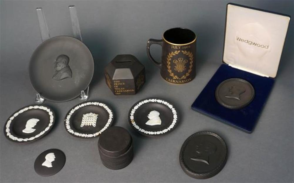 COLLECTION WITH TEN WEDGWOOD