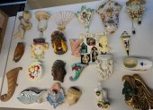 COLLECTION WITH WALL POCKETS A