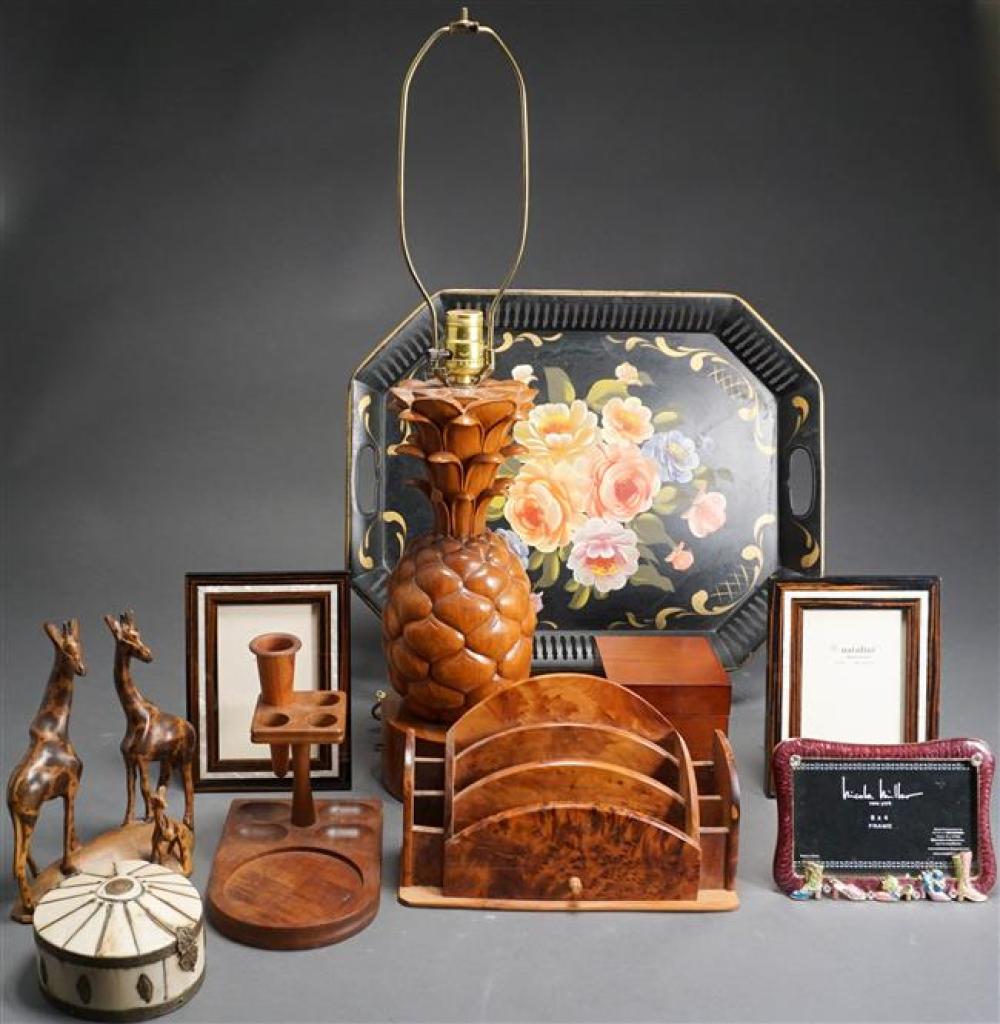 COLLECTION WITH WOOD ARTICLES AND