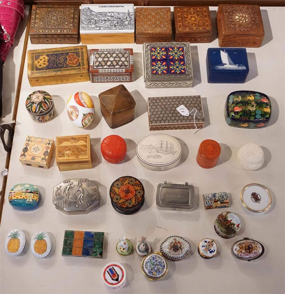 COLLECTION WITH WOOD, PORCELAIN AND