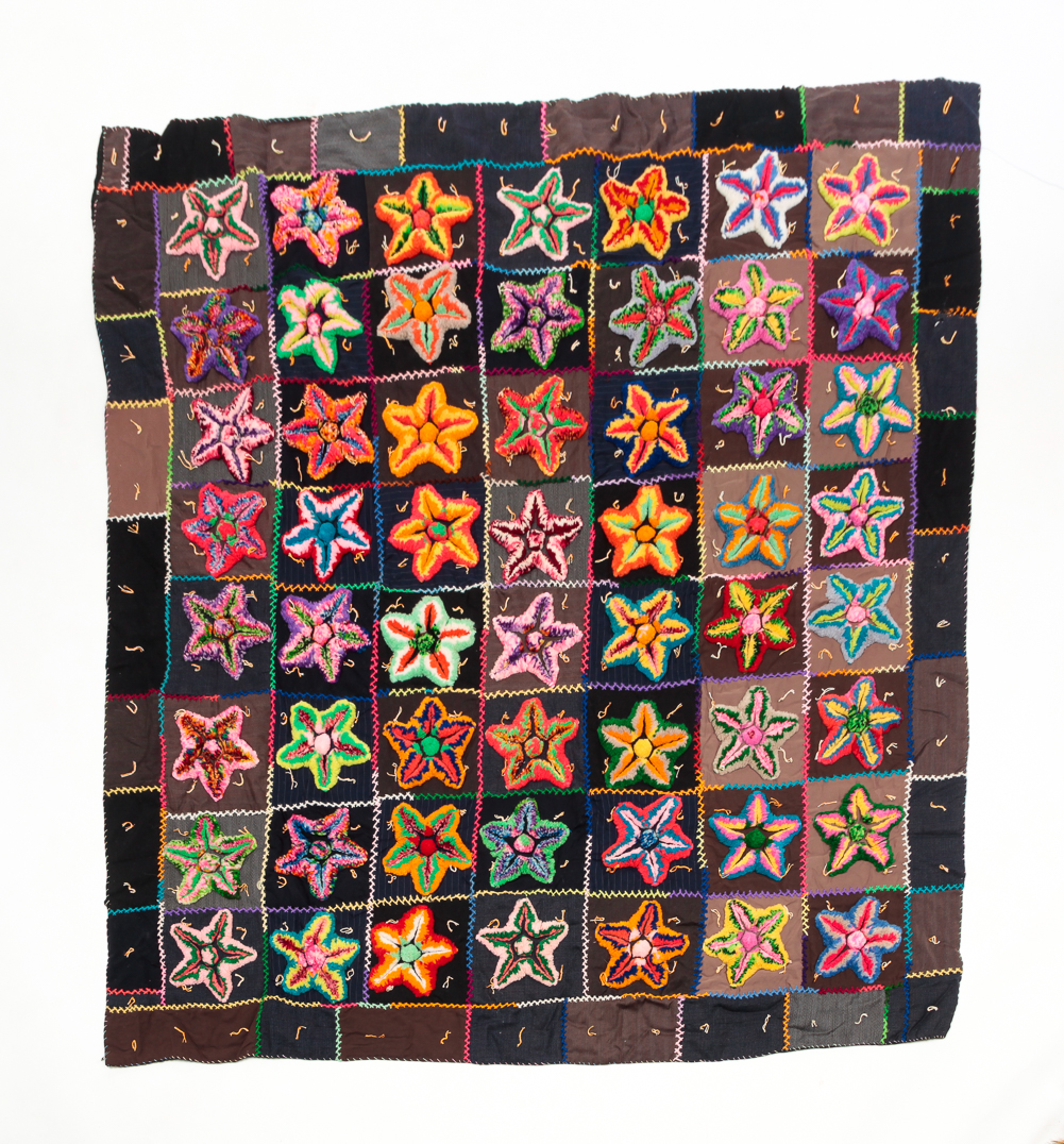 COLORFUL AMERICAN COMFORTER. Mid