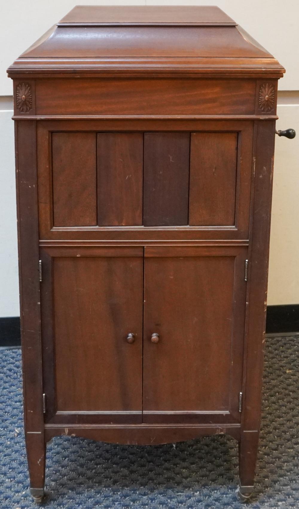 COLUMBIA GRAFONOLA MAHOGANY