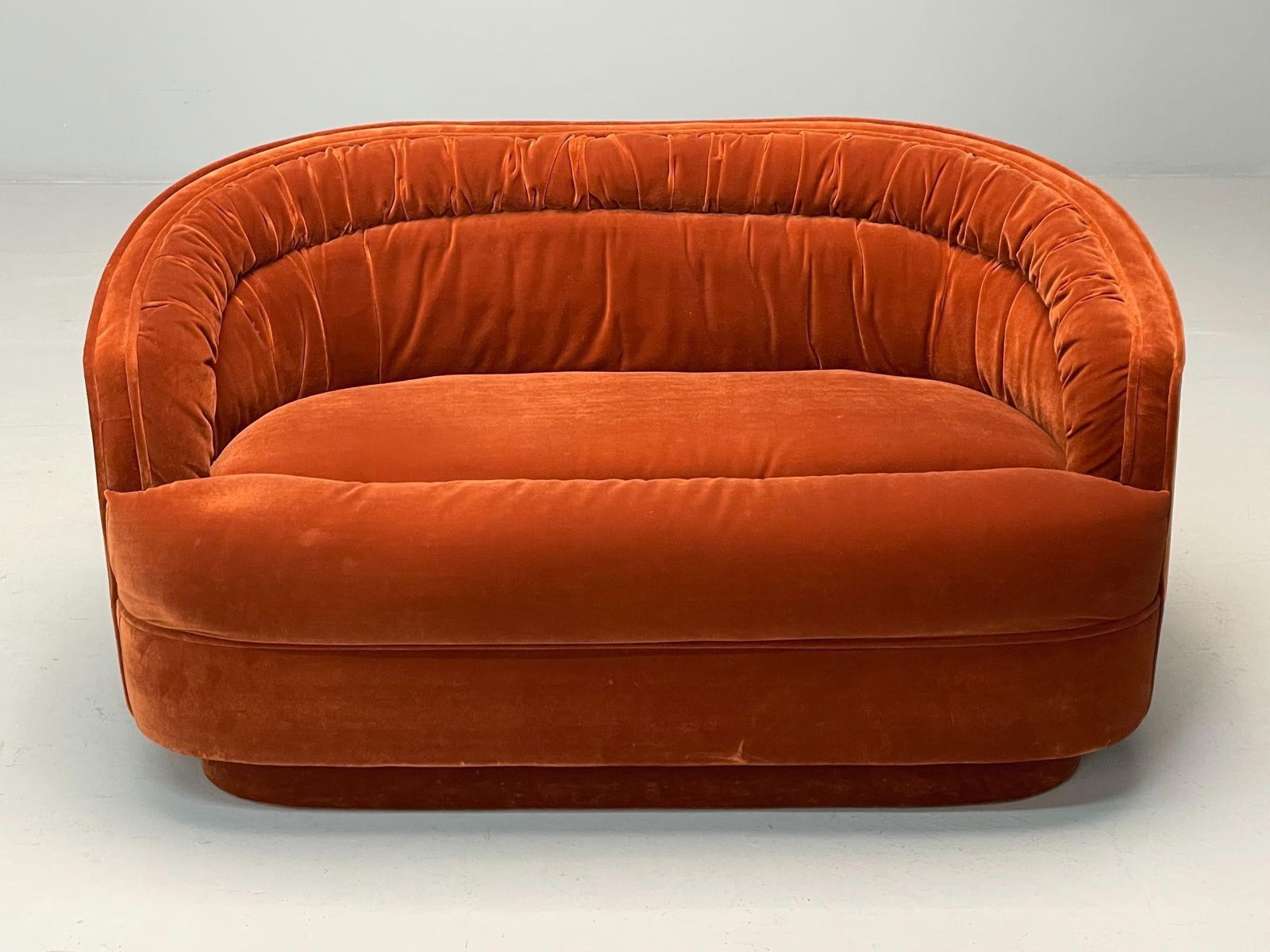 COMFORT DESIGN VELOUR SETTEE, MID