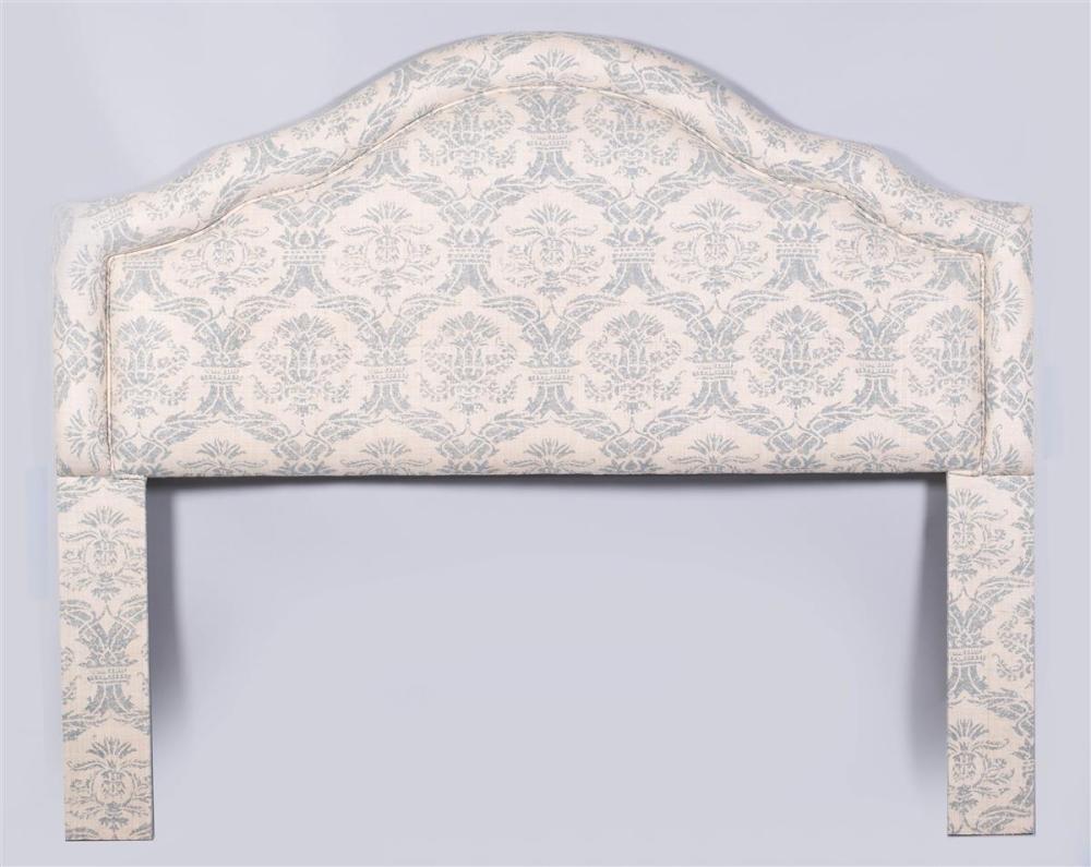 CONTEMPORARY BLUE AND WHITE TOILE
