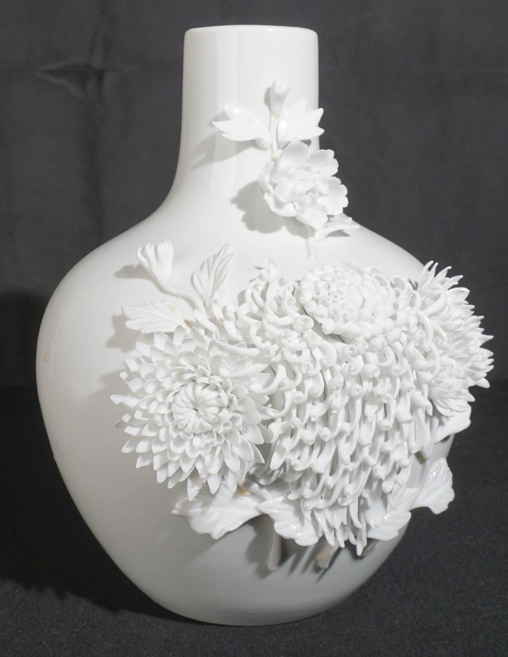 CONTEMPORARY FLORAL APPLIED WHITE