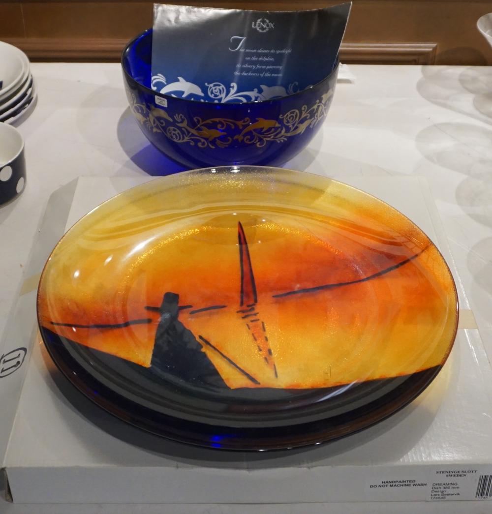CONTEMPORARY GLASS PLATTER AND AN