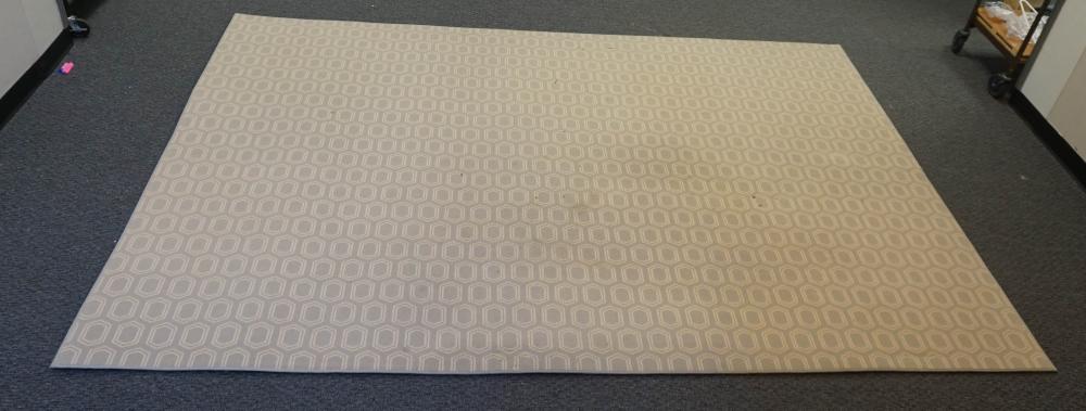 CONTEMPORARY MACHINE MADE AREA RUG,