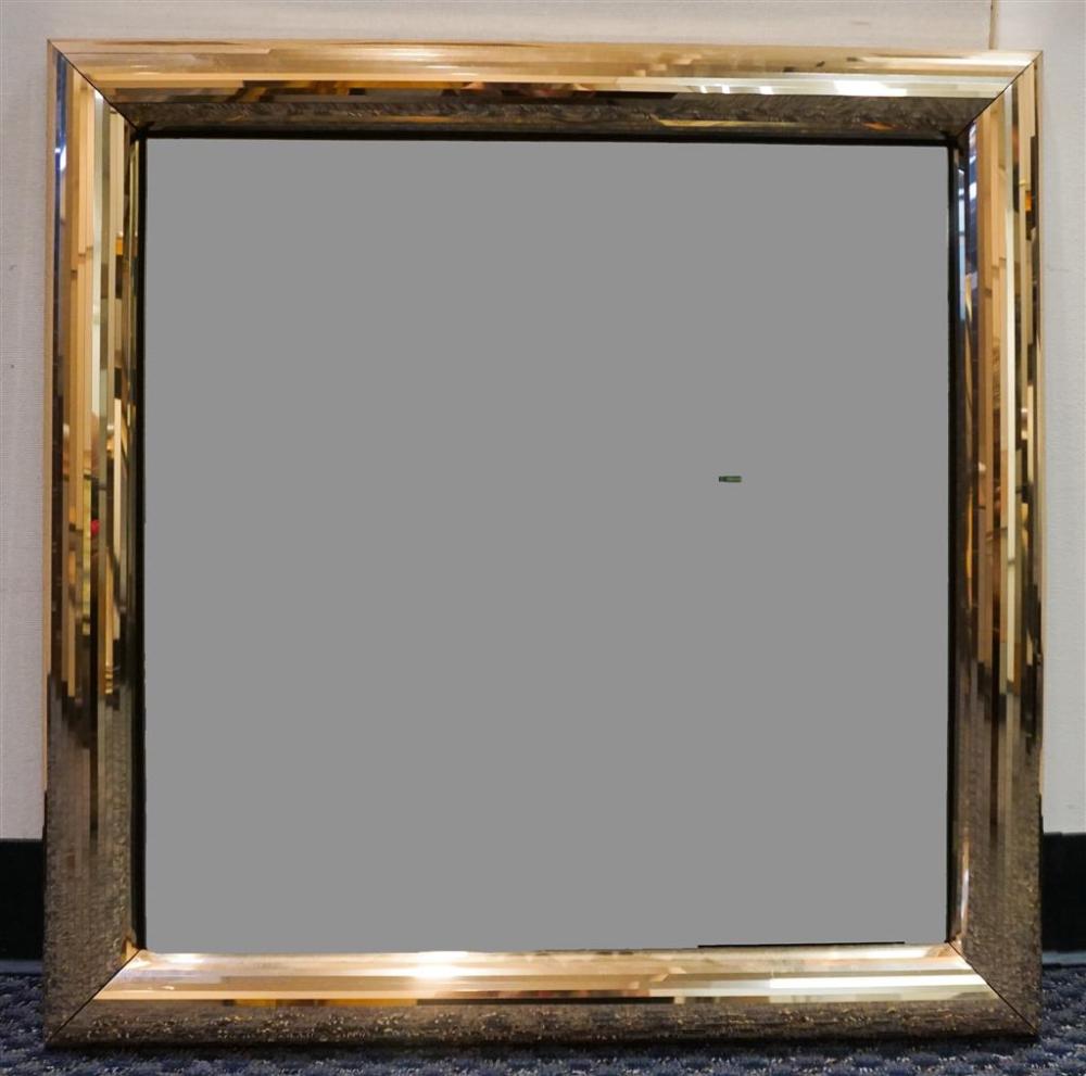 CONTEMPORARY MIRRORED FRAME