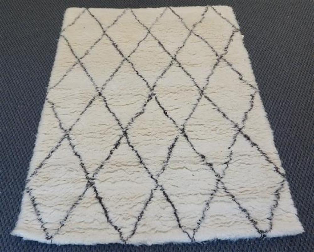 CONTEMPORARY SHAG CARPET, 7 FT X