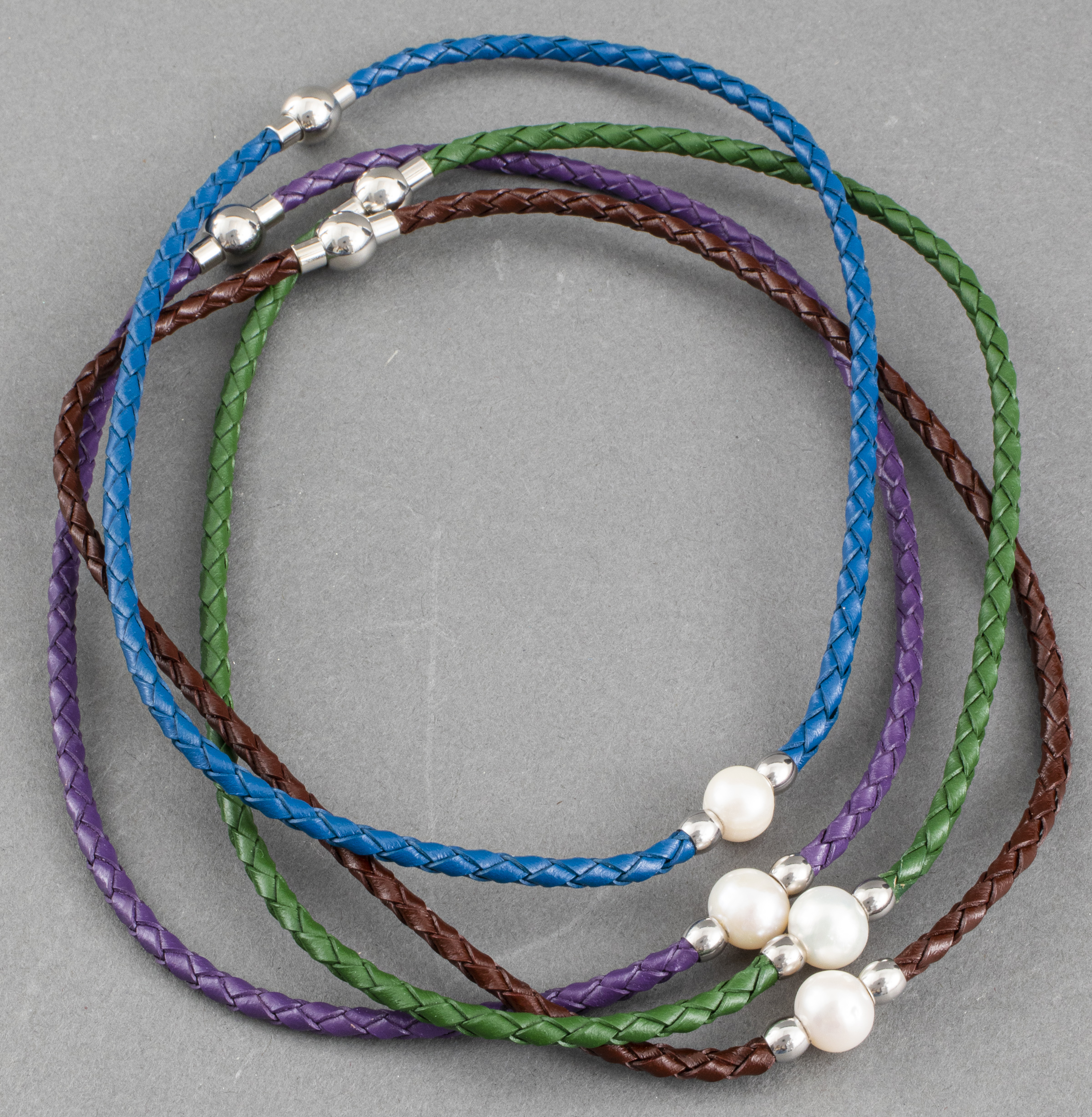CONTEMPORARY SINGLE OVAL PEARL