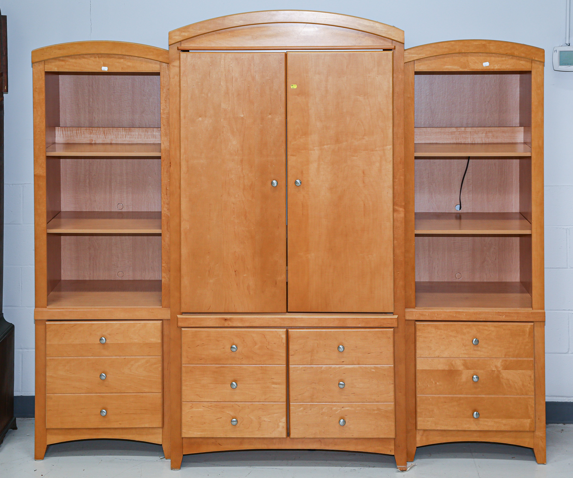 CONTEMPORARY STYLE MAPLE