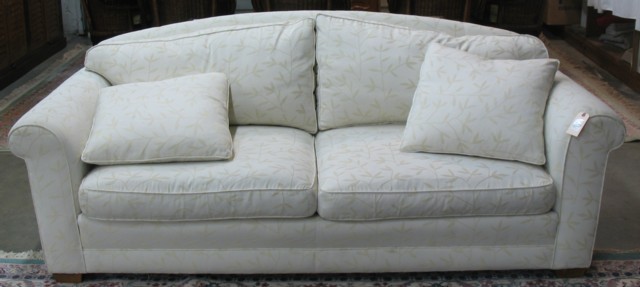 CONTEMPORARY TRADITIONAL STYLE SOFA