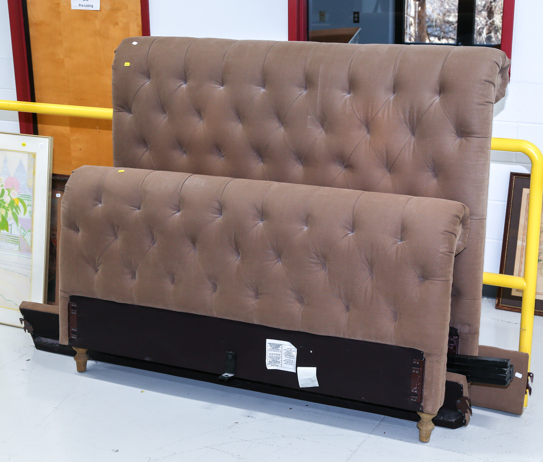 CONTEMPORARY UPHOLSTERED BED
