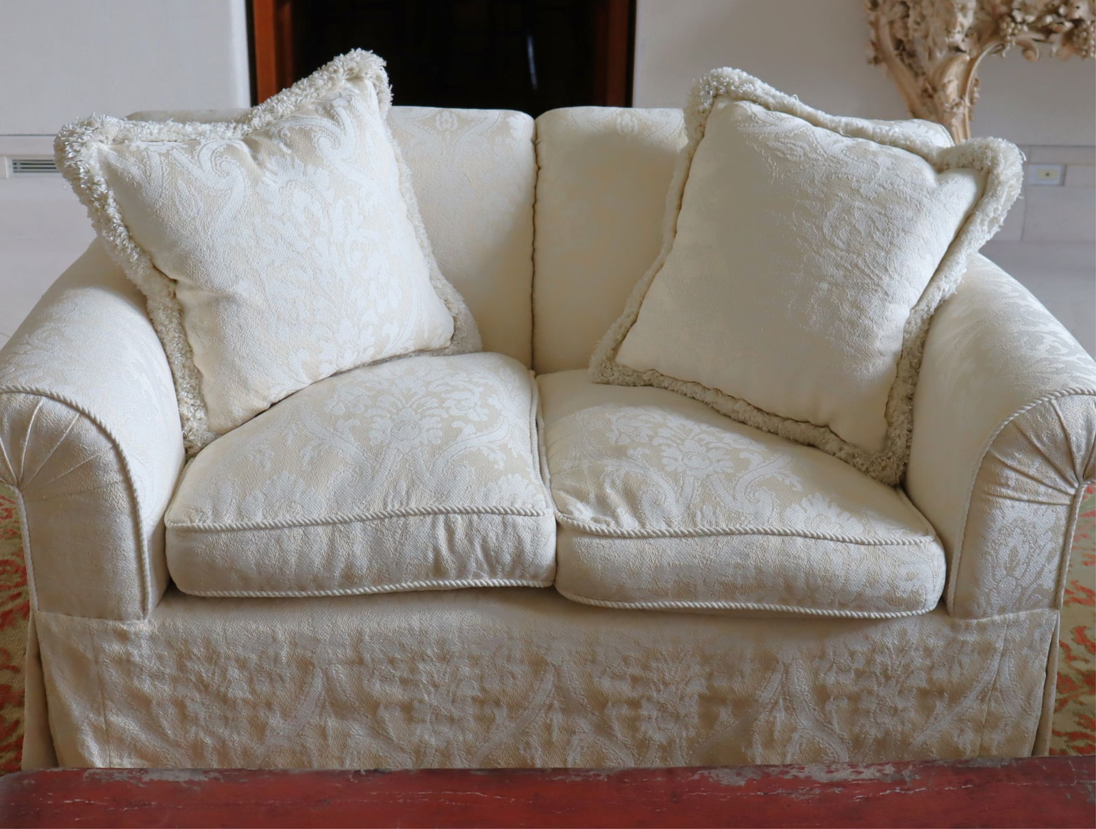 CONTEMPORARY UPHOLSTERED LOVE