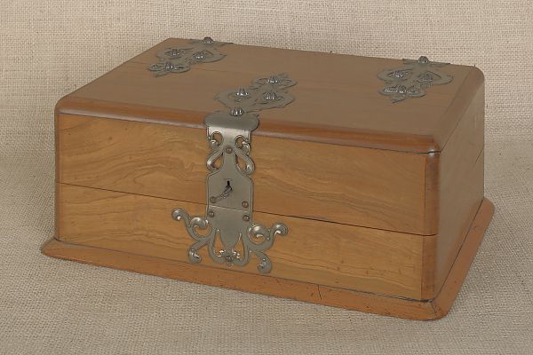 Continental carved fruitwood and