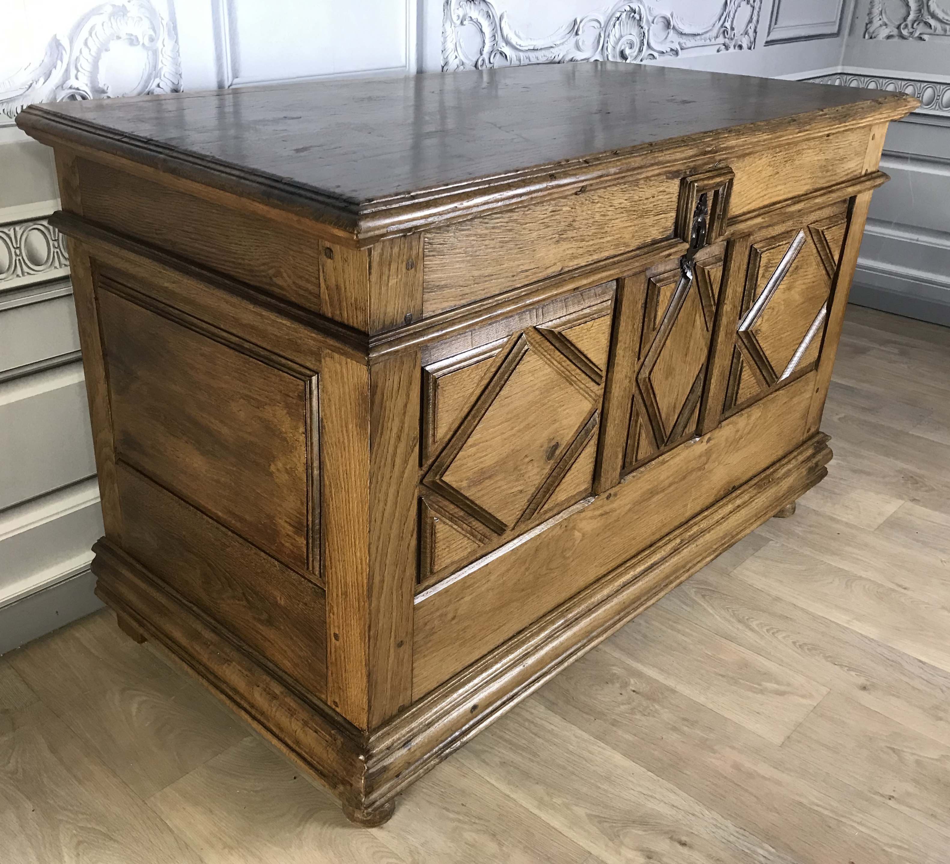 CONTINENTAL WALNUT LIFT TOP COFER