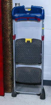 COSCO TWO-STEP FOLDING LADDER