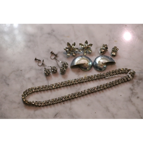 Costume jewellery necklace and