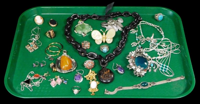 COSTUME JEWELRY: 30+ PIECES OF