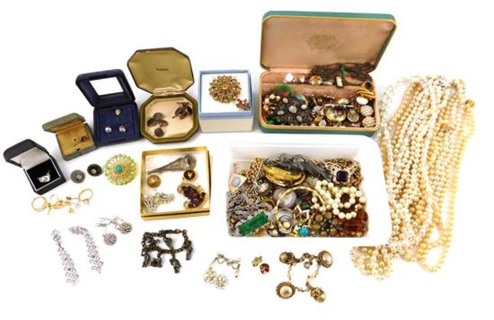 COSTUME JEWELRY: LARGE ASSORTMENT
