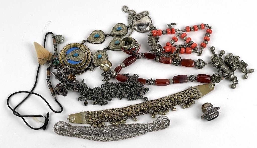 COSTUME JEWELRY TRAY LOTLot of