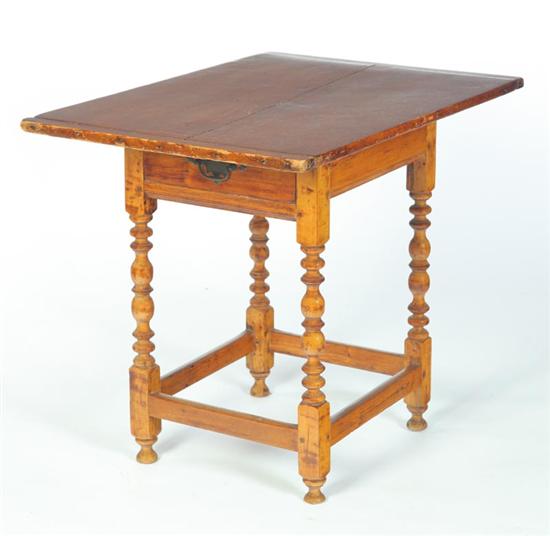 COUNTRY QUEEN ANNE TAVERN TABLE. 