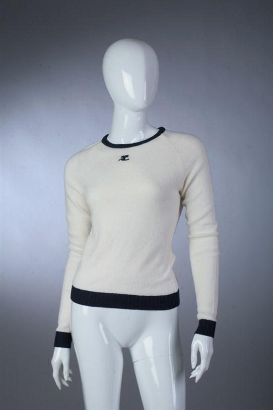 COURR?GES WHITE AND NAVY LOGO