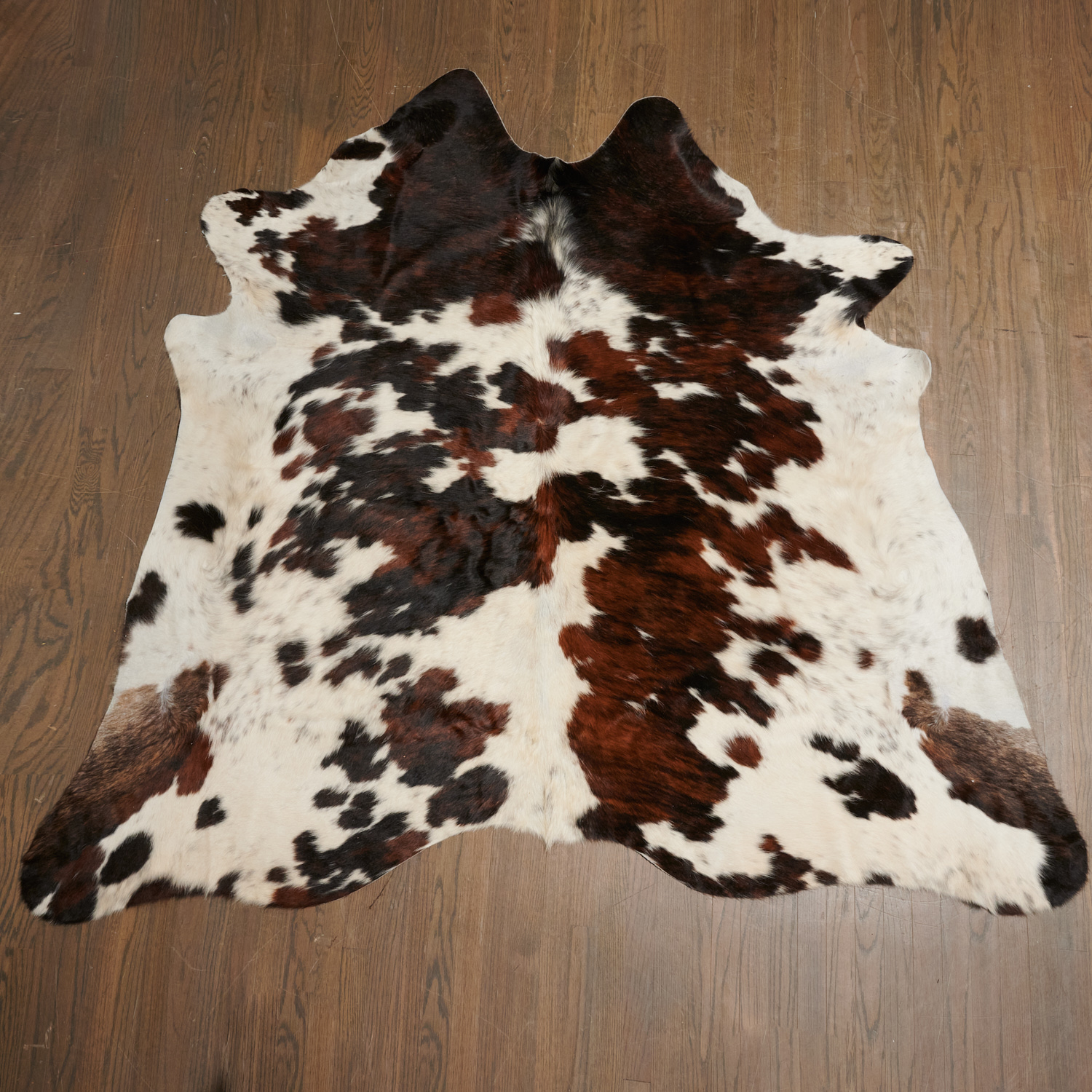 COWHIDE THROW RUG 20th c., 86.6"l x