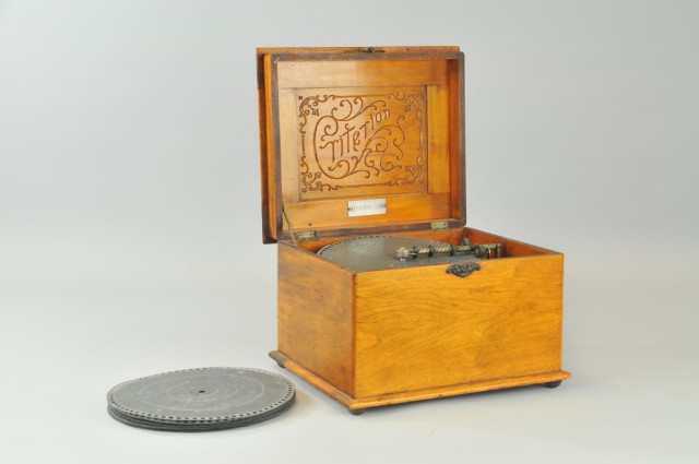 CRITERION MUSIC BOX Oak case