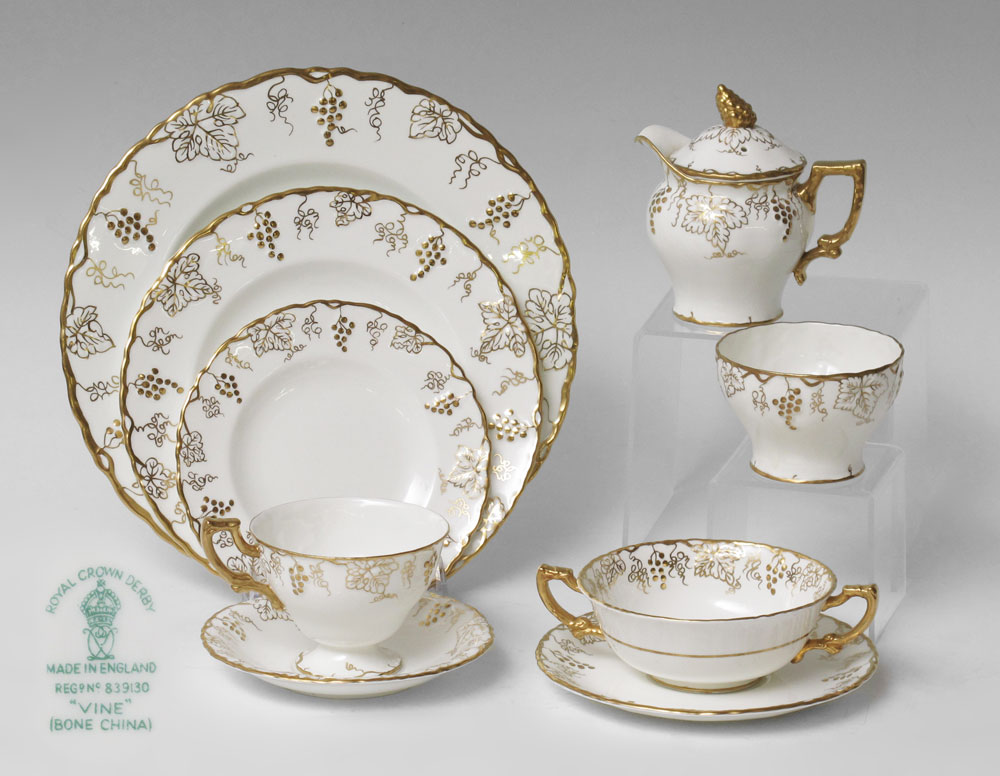 CROWN DERBY FINE CHINA SERVICE IN