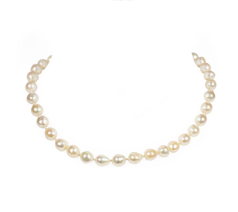 CULTURED PEARL NECKLACE WITH 14 KT.