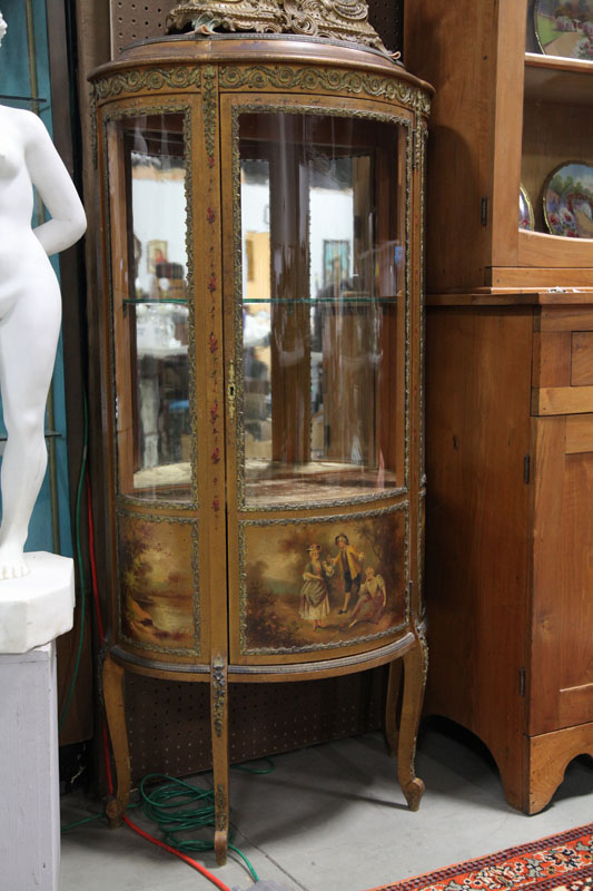 CURIO CABIENT. Curved glass door